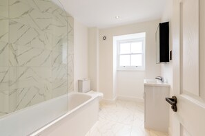 Shower, hair dryer, towels, soap - E1 Loft - Modern and spacious 3bed 2bath near Shoreditch & Canary Wharf. (London)