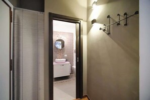 Douche, bidet, serviettes fournies, papier toilette