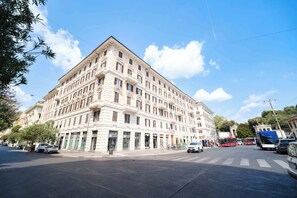 Un grand bâtiment historique, doté de plusieurs étages et d’un style architectural classique.