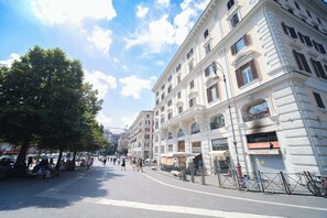 A street with buildings, a tree, and a MiniMarket. - BuddyRent - Elinor's Refuge - Flaminio - 3 (roma)