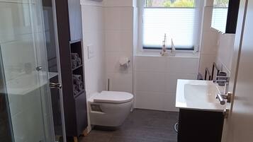 Haartrockner, Handtücher, Seife, Toilettenpapier
