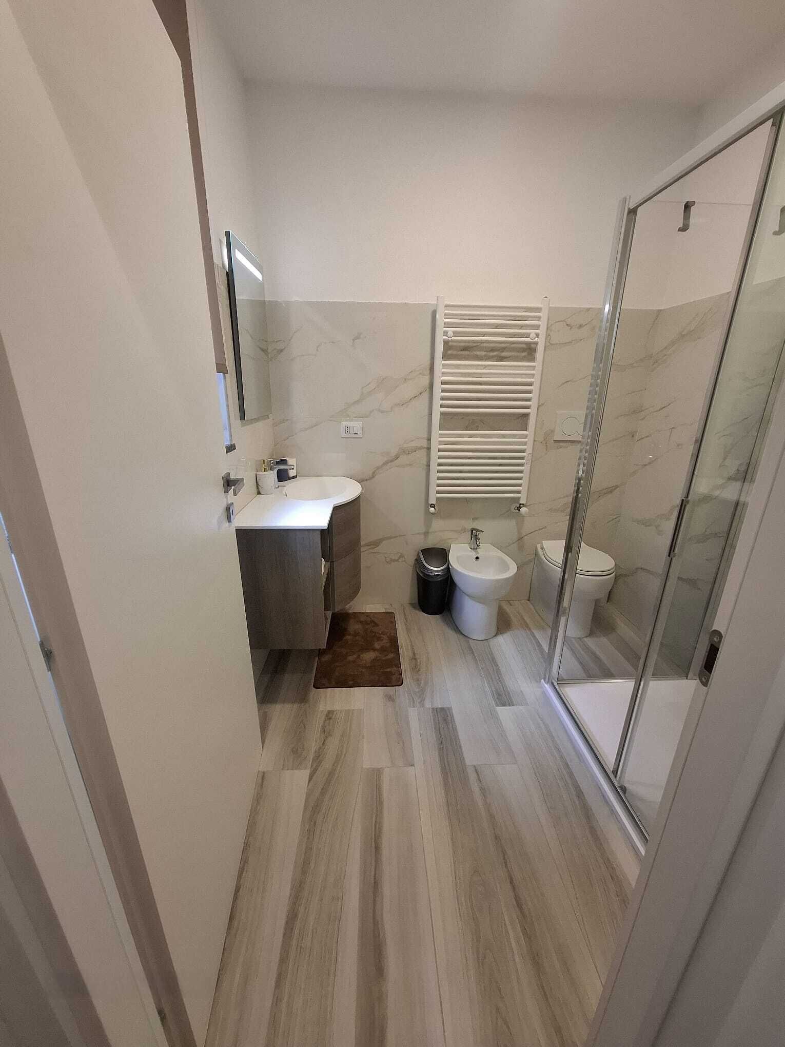 Dusche, Haartrockner, Bidet, Handtücher