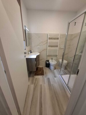 Dusj, hårføner, bidé og håndklær