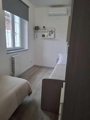 Tabla de planchar con plancha, wifi y ropa de cama