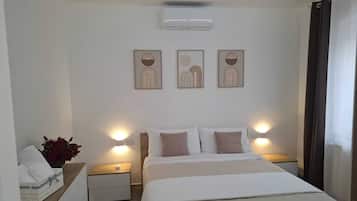 Tabla de planchar con plancha, wifi y ropa de cama