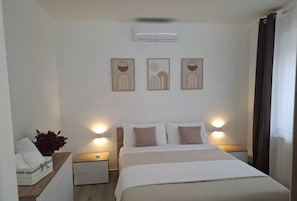 Tabla de planchar con plancha, wifi y ropa de cama