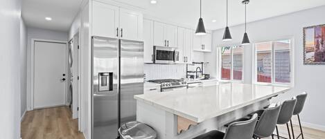 Refrigerador, microondas, horno y parrilla de estufa