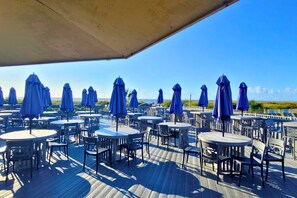 Outdoor dining - Lake, Love, and the Sand (Hilton Head Island)