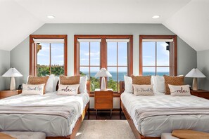 7 Schlafzimmer, Schreibtisch, Bügeleisen/Bügelbrett, Reisekinderbett