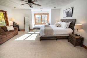 7 bedrooms, iron/ironing board, travel cot, free WiFi - Summit Retreat Sleeps 30 inside Seven Springs (Champion)