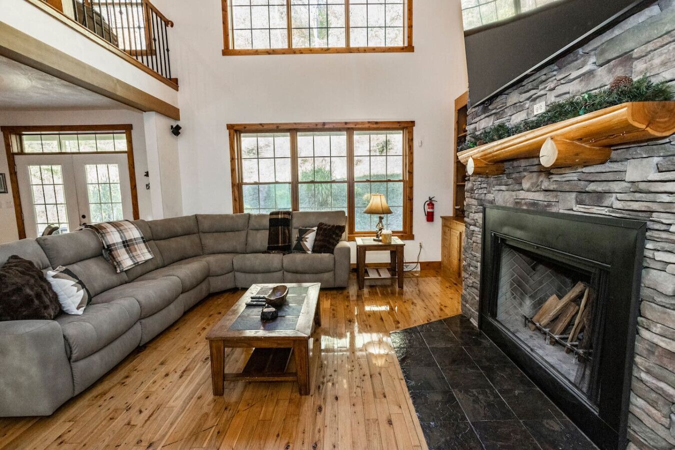 TV connectée, lecteur de DVD, baby-foot, table de tennis de table