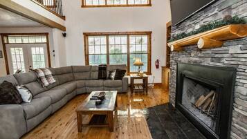 TV connectée, lecteur de DVD, baby-foot, table de tennis de table