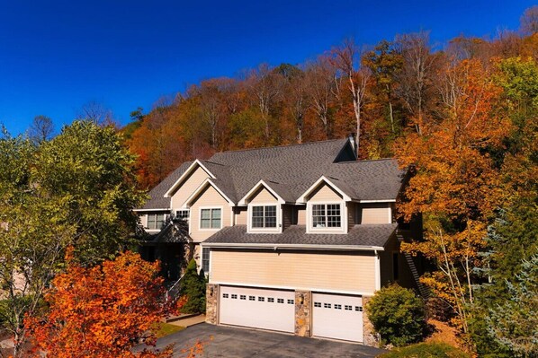 Exterior - Summit Retreat Sleeps 30 inside Seven Springs (Champion)