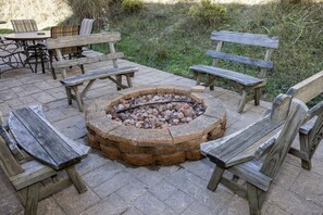 Outdoor dining - Summit Retreat Sleeps 30 inside Seven Springs (Champion)