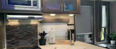 Kjøleskap, mikrobølgeovn, ovn og kokeplater