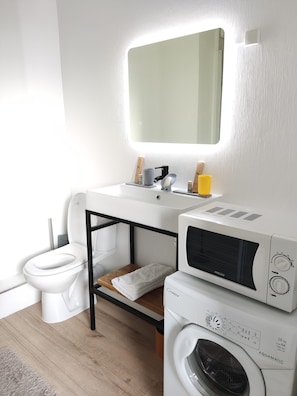 Een douche, een haardroger, handdoeken, zeep