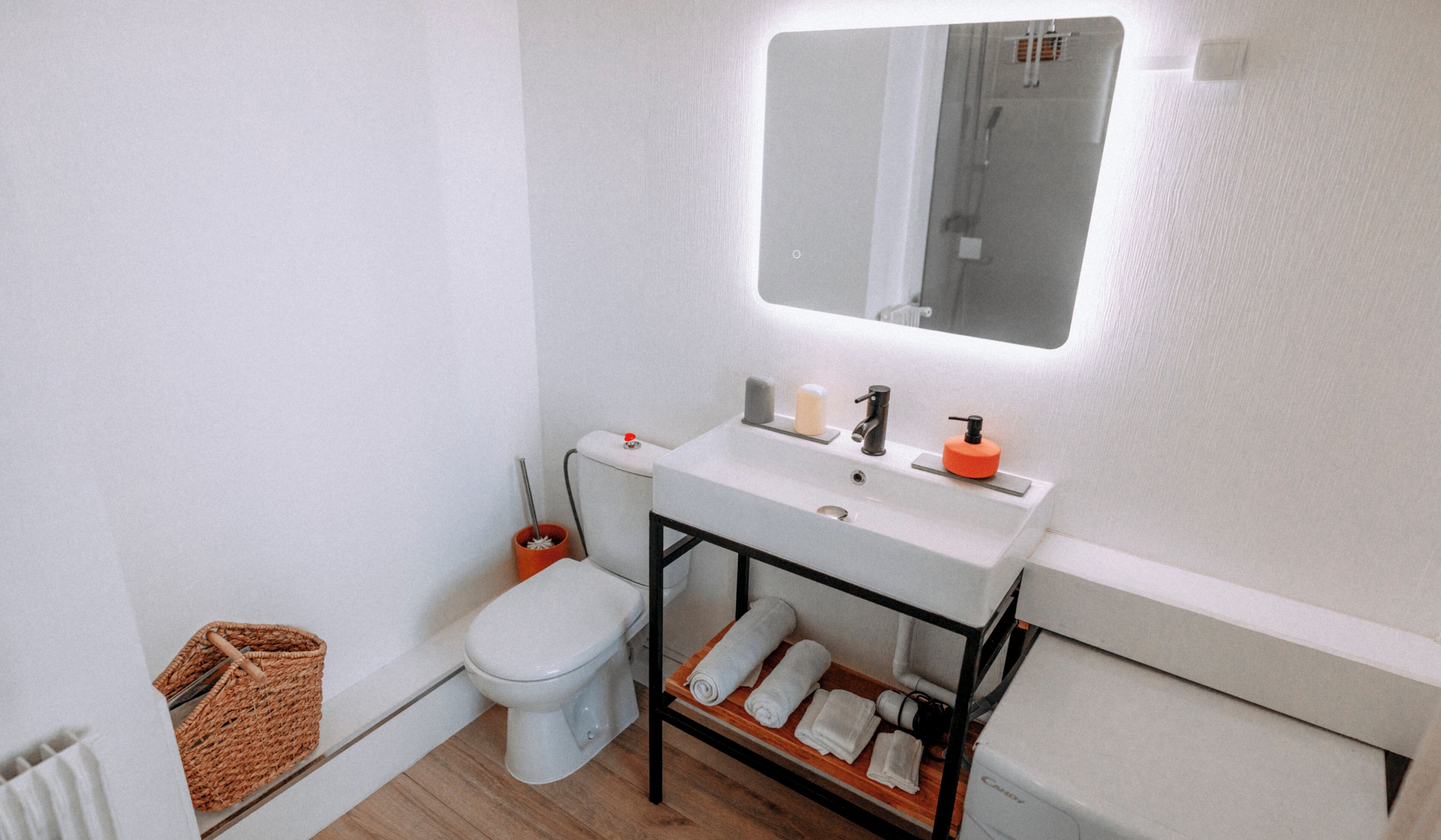 Douche, sèche-cheveux, serviettes fournies, savon