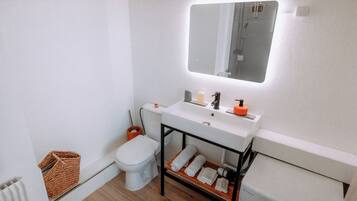 Douche, sèche-cheveux, serviettes fournies, savon