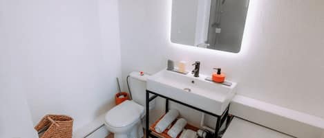 Douche, sĂšche-cheveux, serviettes fournies, savon