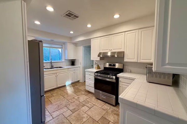 Frigorífic, microones, forn i placa de cuina