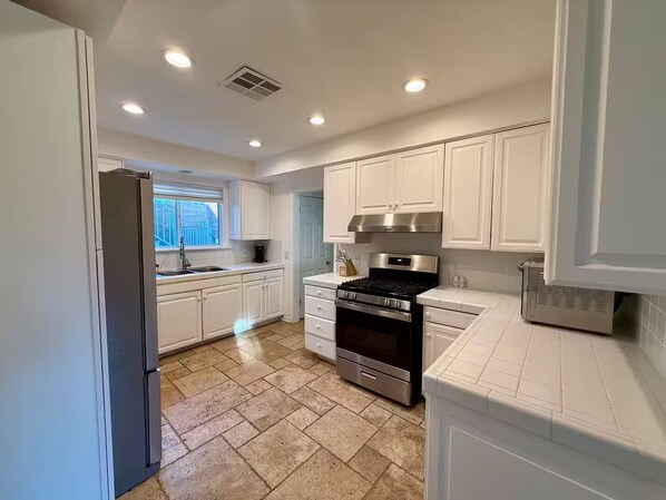 Mikroaaltouuni, uuni, liesi, astianpesukone