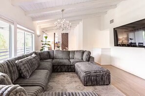 TV - Hillside Hideaway - Private Woodland Hills Canyon Guest Suite with Views (Los Angeles)