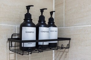 Sèche-cheveux, serviettes fournies