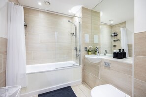 Sèche-cheveux, serviettes fournies