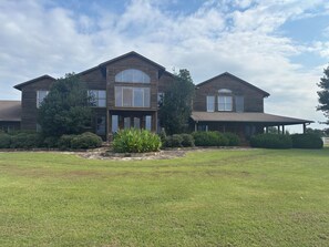 Exterior - Spacious 9-bedroom, 7.5 bathroom. Swimming pool, jacuzzi,sound syste, much more (Porum)