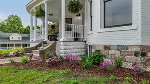 Terrace/patio - Free Thanksgiving Meal ~ Near Shanty & Short’s (Bellaire)