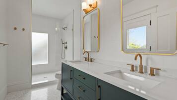 Douche, sèche-cheveux, serviettes fournies, savon