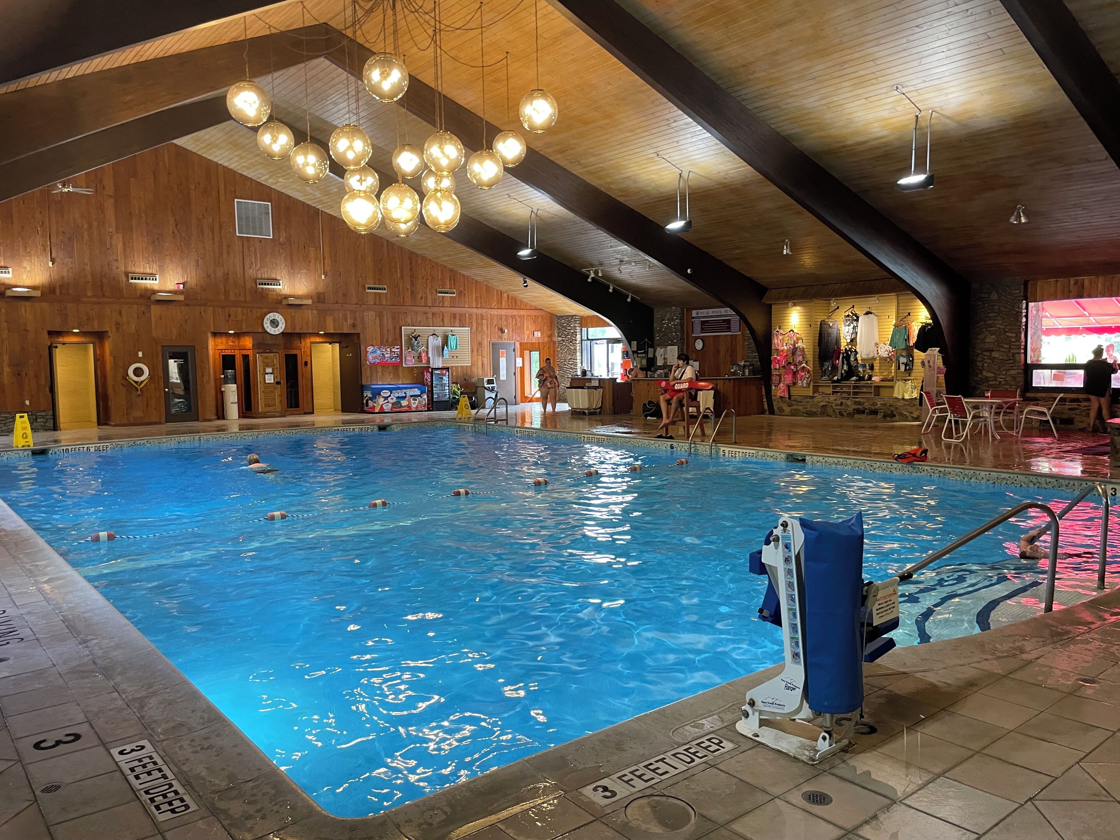 Una piscina cubierta