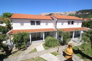 Exterior - Holiday apartment with terrace near the beach (Baška)