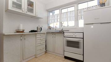 Fridge, oven, stovetop, coffee/tea maker