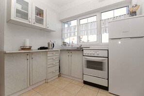 ثلاجة، فرن، موقد طهي مسطح، ماكينة لصنع القهوة/الشاي