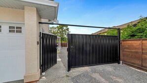 Property grounds - Knockan Hill Rentals - Ground Floor Suite (Victoria)