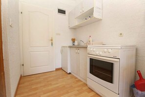 Kühlschrank, Ofen, Herdplatte, Wasserkocher mit Kaffee-/Teezubehör