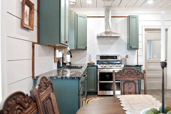 雪櫃、微波爐、焗爐、爐具