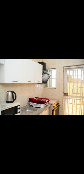 Micro-ondes, four, plaque de cuisson