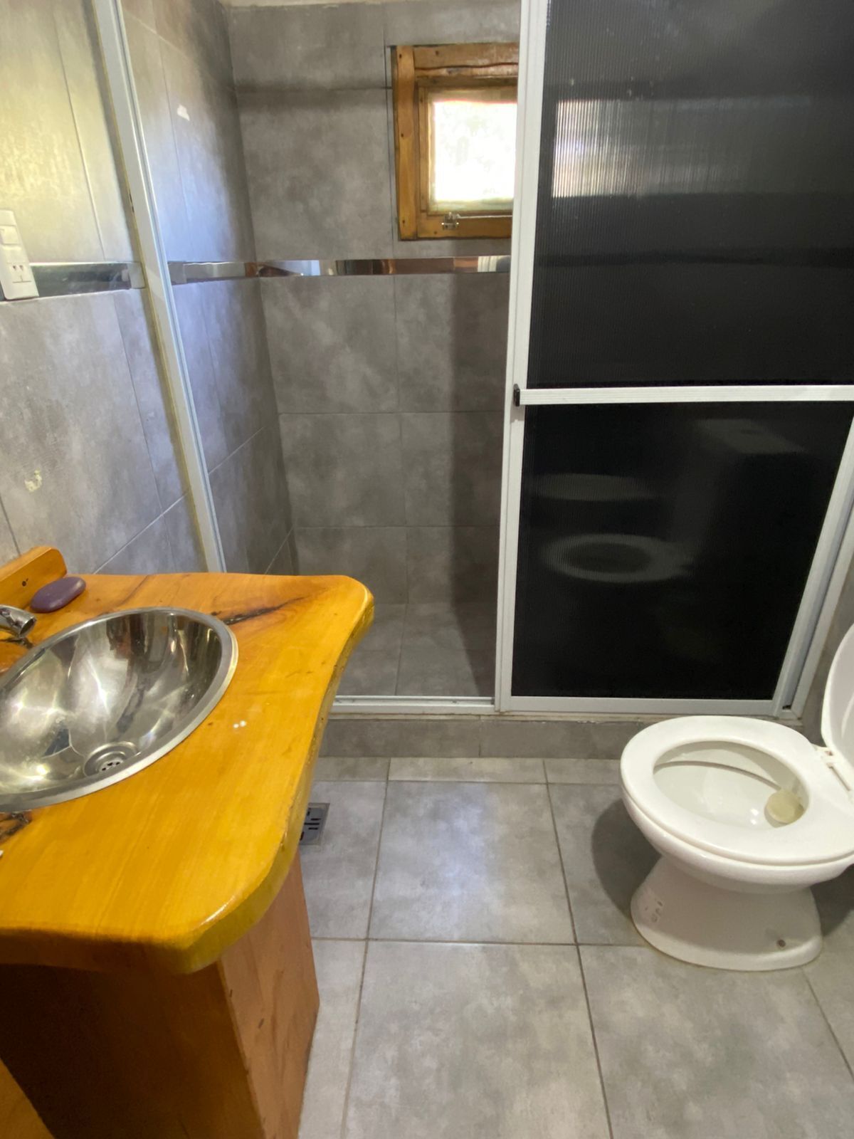 Douche, bidet, papier toilette