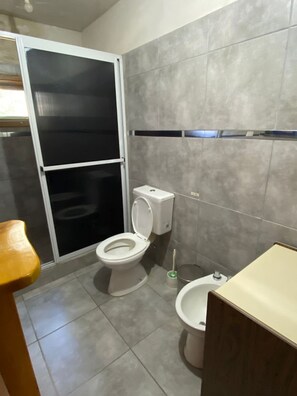 Regadera, bidet, papel de baño 