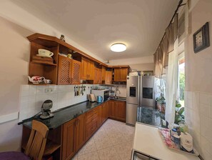 冰箱、微波炉、烤箱、炉灶