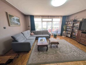 TV - Holiday home with WLAN, air conditioning and large garden (Zamárdi)