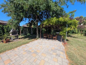 Outdoor dining - Holiday home with WLAN, air conditioning and large garden (Zamárdi)