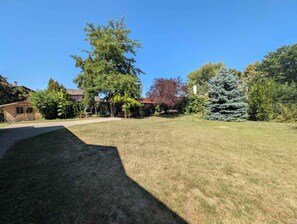 Property grounds - Holiday home with WLAN, air conditioning and large garden (Zamárdi)
