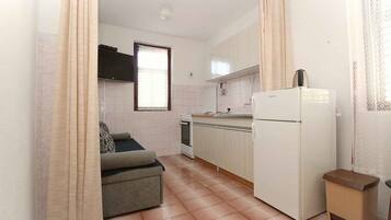 Fridge, oven, stovetop, coffee/tea maker