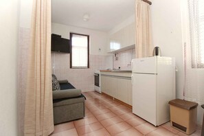 Fridge, oven, stovetop, coffee/tea maker