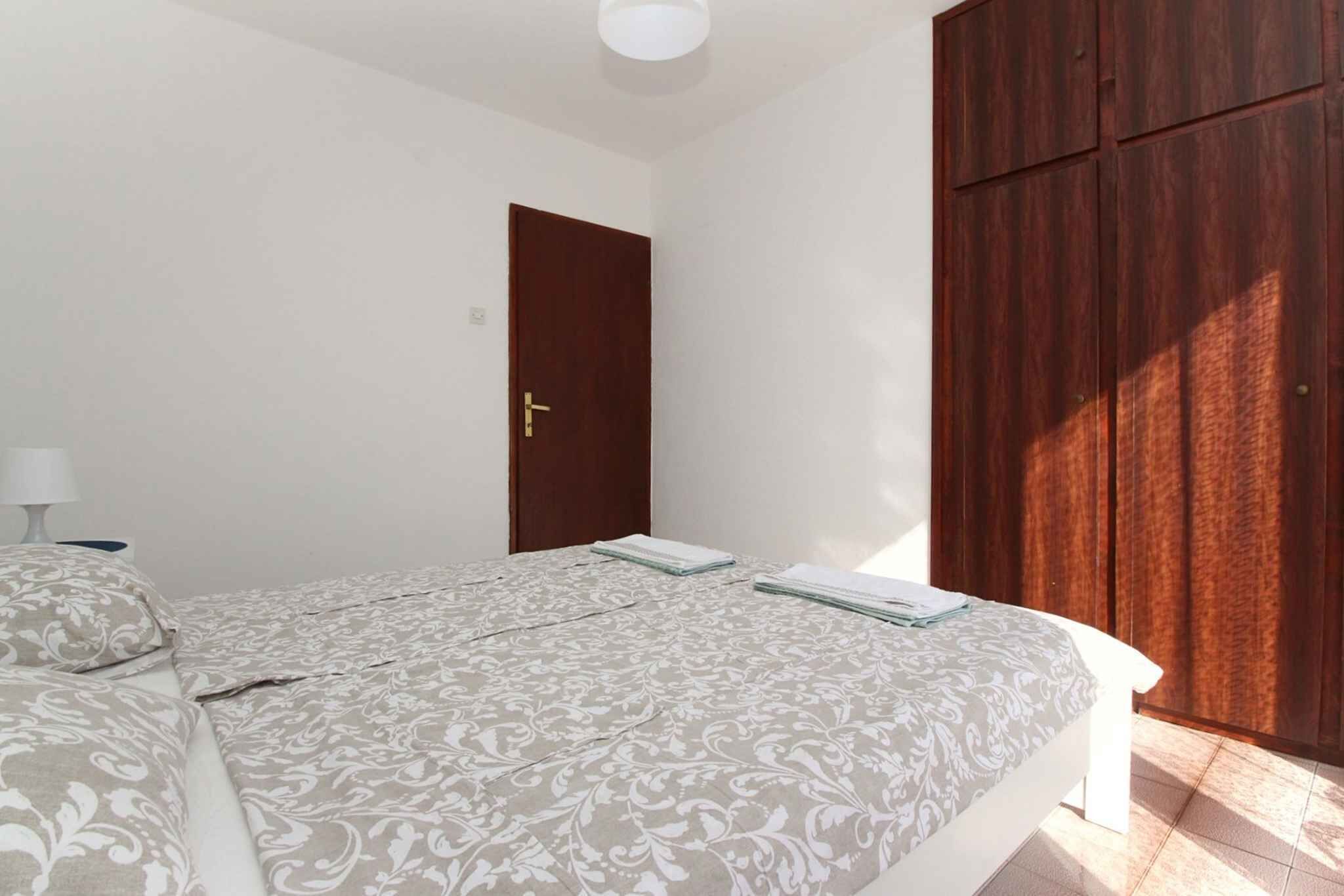Ein Schlafzimmer mit einem Bett, einem Kleiderschrank und einer Tür.
