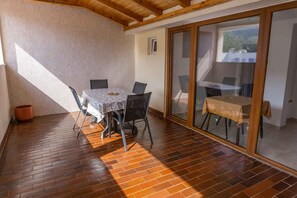 Outdoor dining - Holiday apartment with balcony (Jurandvor)