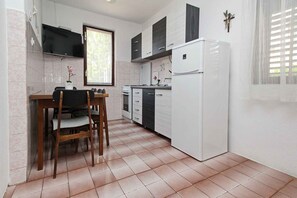 Réfrigérateur, four, plaque de cuisson, cafetière/bouilloire